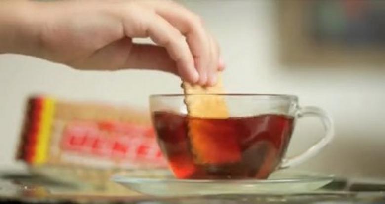 5. Çaya Püskevit Batırırken Çayın İçine Düşürmek